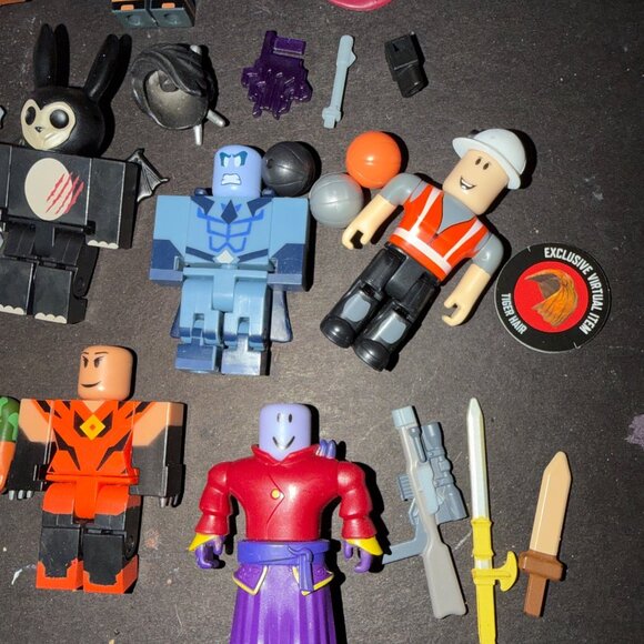Lot Of 10 Roblox Action Figures With Accessories no codes - Picture 7 of 8